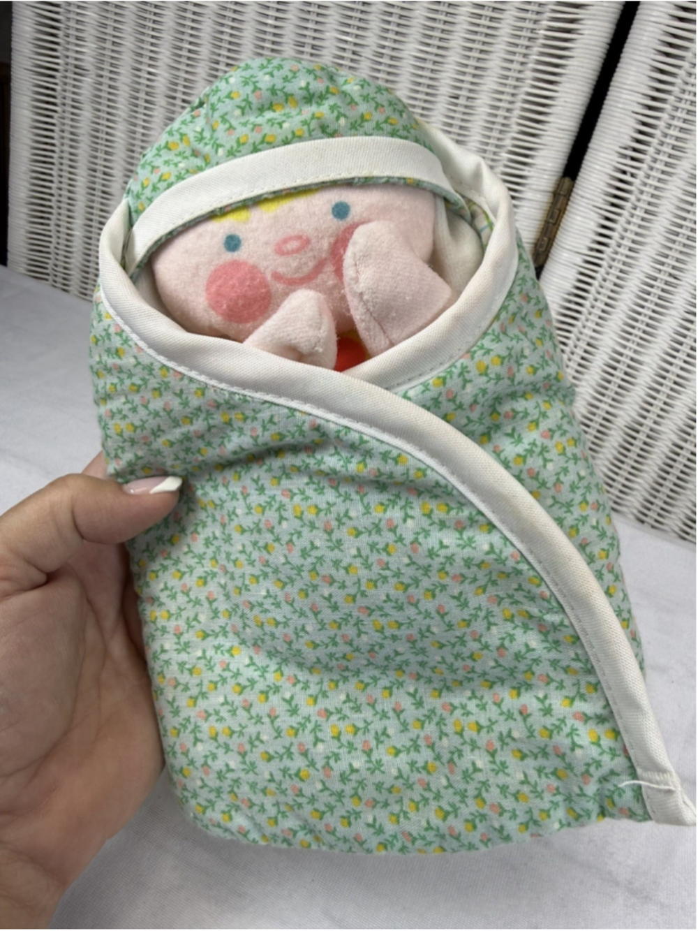 Vintage 1981 Fisher Price Peek A Boo Baby #422 Puppet Blanket Rattle Doll